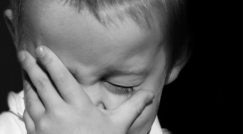 2 yaşındakı oğlunu 15-ci mərtəbədən sallayıb… – Qandonduran hadisə – Video