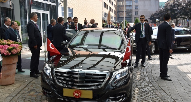 Ərdoğanın korteji Hamburqda saxlanıldı- FOTOLAR