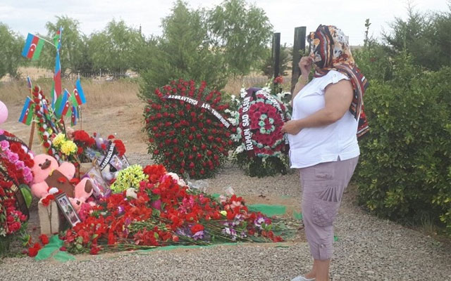 Erməni qadın Zəhranın məzarını ziyarət edib – Foto