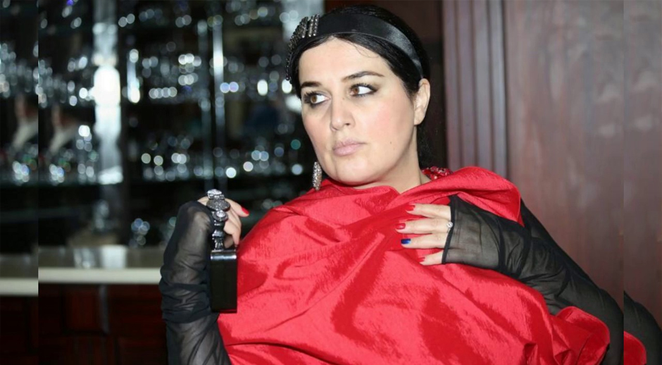 Elza Seyidcahan üslubunda benzin şeri: “Mən də qaldırım…”