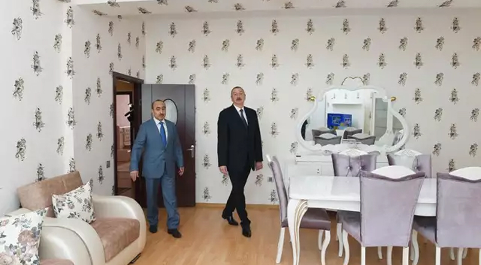 İlham Əliyev jurnalistlərin mənzillərində – FOTOLAR