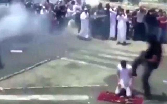 İsrailli əsgər namaz qılan gənci təpiklədi – Video