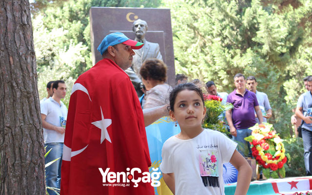 Elçibəyi unutmayanlar: Savalanda görüşənədək, bəy! – FOTOREPORTAJ