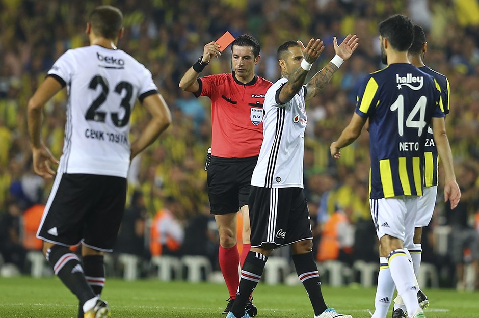 İstanbul derbisində “qırğın”: 3 qol, 5 “qırmızı” və mübahisələr