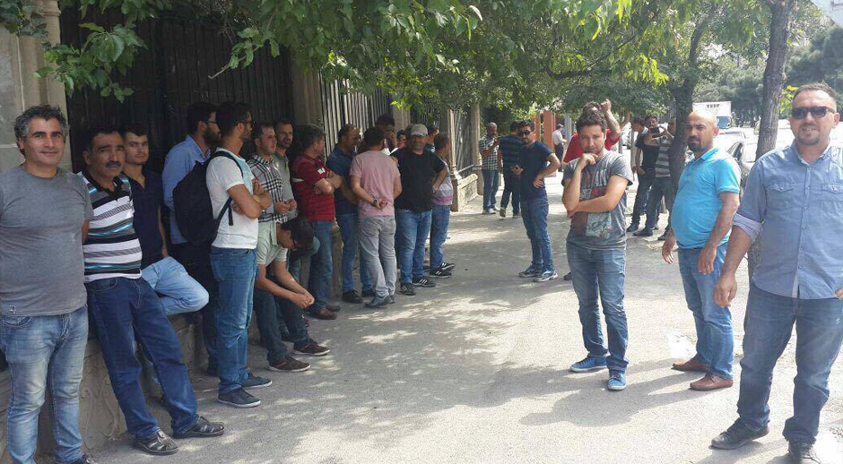 Bakıda səfirlik önündə etiraz aksiyası: maaşlarını ala bilmirlər – FOTOLAR