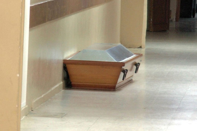 Qardaşının tabutundan qadın meyiti çıxdı…