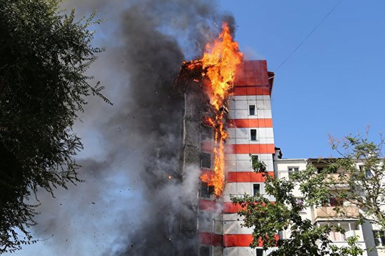 Oteldə dəhşətli yanğın: insanlar özlərini binadan atırlar – Video,Fotolar