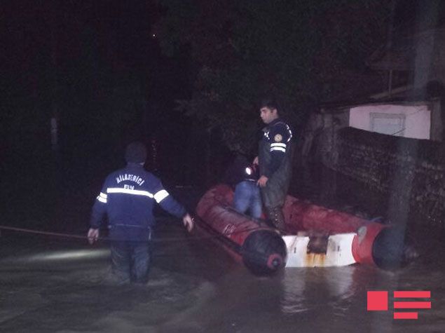 Lənkəranda yaşayış evlərini su basdı – insanlar təxliyyə olunur