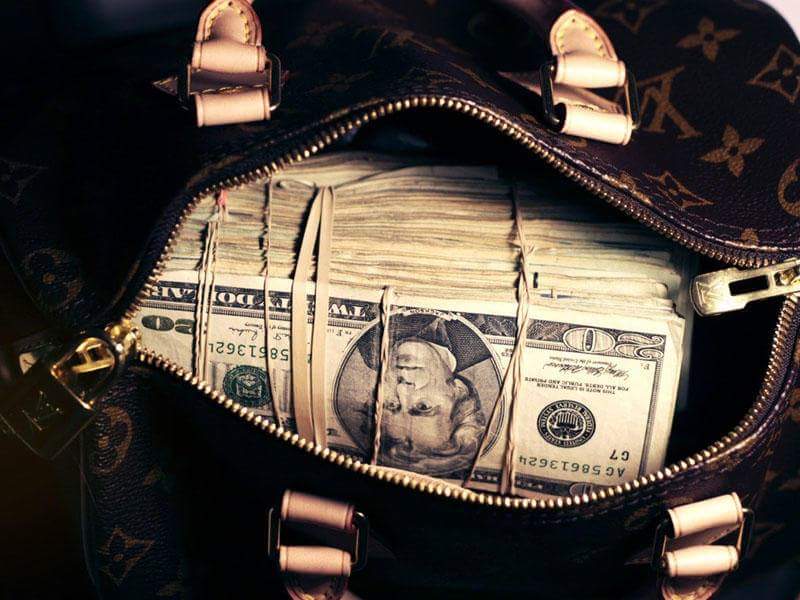 Çemodanından 95 min dollar tapıldı – Bakıda