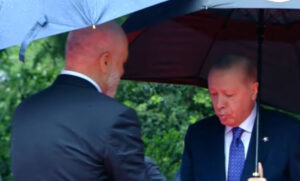 media-karsilamaya-damga-vuran-ayakkabilar-cumhurbaskani-erdogan-gorunce-kendini-tutamadi-17473891208961_1