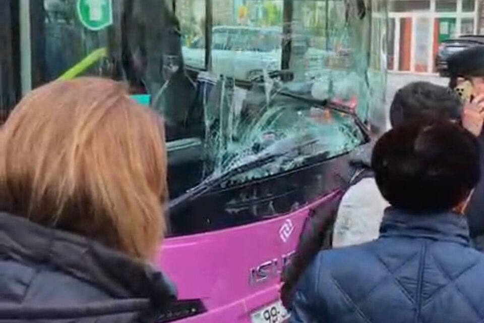 Xırdalanda AVTO QƏZA : Avtobus maşına çırpıldı - FOTO
