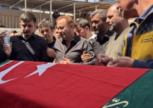 media-ayla-ogretmenin-esi-cenazede-fenalasti-buraya-ev-yaptiracaktik-cenazesi-geldi-1784475_photogallery_20260416155142_2