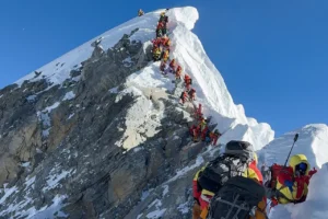 media-ac-susuz-alti-gun-nepalli-kayip-dagcidan-iyi-haber-everestten-surunerek-inmis-1795041_photogallery_20260605104450_7