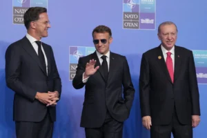 media-macronun-gece-gunduz-cikarmadigi-gozlukleri-gundemde-nedeni-belli-oldu-meger-gozunu-k-1802036_202607081520_20260708152041_3