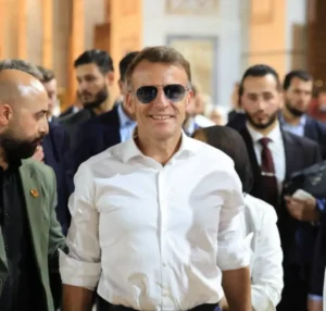media-tarihi-suriye-ziyaretine-damga-vurdu-macron-ne-camide-ne-de-sarayda-gozluklerini-cika-1801763_202607071106_20260707110609_1