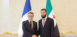 media-tarihi-suriye-ziyaretine-damga-vurdu-macron-ne-camide-ne-de-sarayda-gozluklerini-cika-1801763_202607071106_20260707110609_2