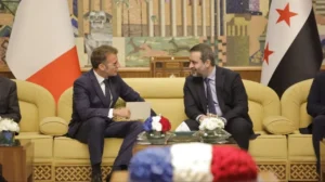 media-tarihi-suriye-ziyaretine-damga-vurdu-macron-ne-camide-ne-de-sarayda-gozluklerini-cika-1801763_202607071106_20260707110610_3