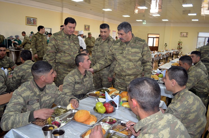“Azərbaycanda hərbi hissədə yeməyi əsgər anaları bişirir” – VİDEO