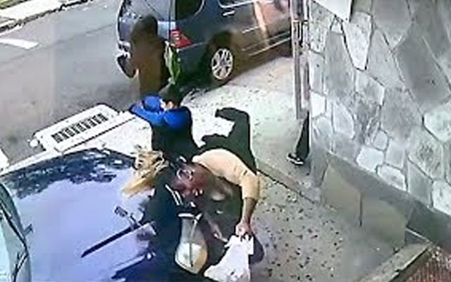 Maşın qadın və uşağı belə əzdi – Dəhşətli qəzanın görüntüləri – Video