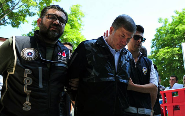 Türkiyənin məşhur futbolçusu dəmir barmaqlılar arxasında – FOTO