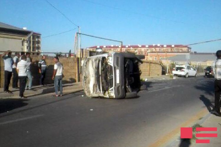 Bakıda mikroavtobus aşıb: yaralananlar var