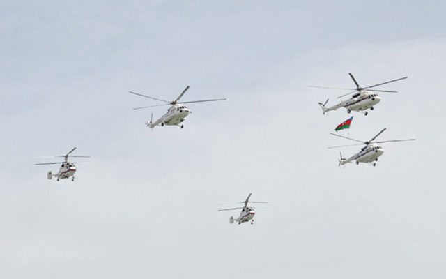 Helikopter və təyyarələr yenidən Bakı səmasında