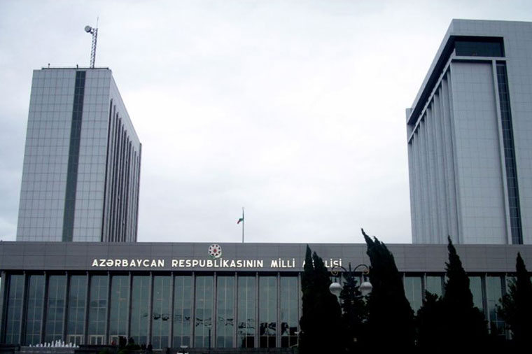 Milli Məclisin növbədənkənar iclası başladı