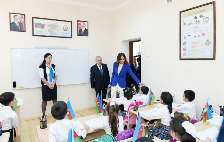 Mehriban Əliyeva məcburi köçkün ailələri üçün inşa edilən bina və məktəblə tanış oldu