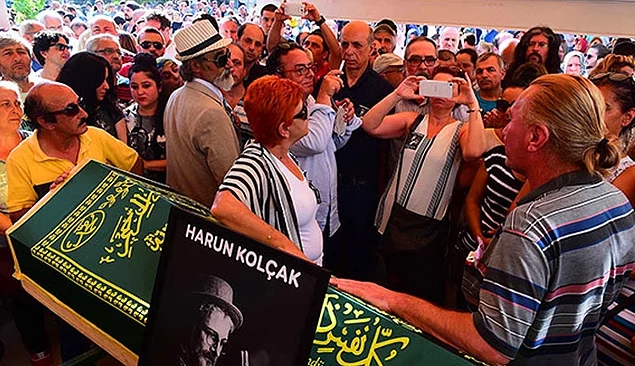 Ölülərlə “selfie” çəkdirənlər… – FOTOLAR