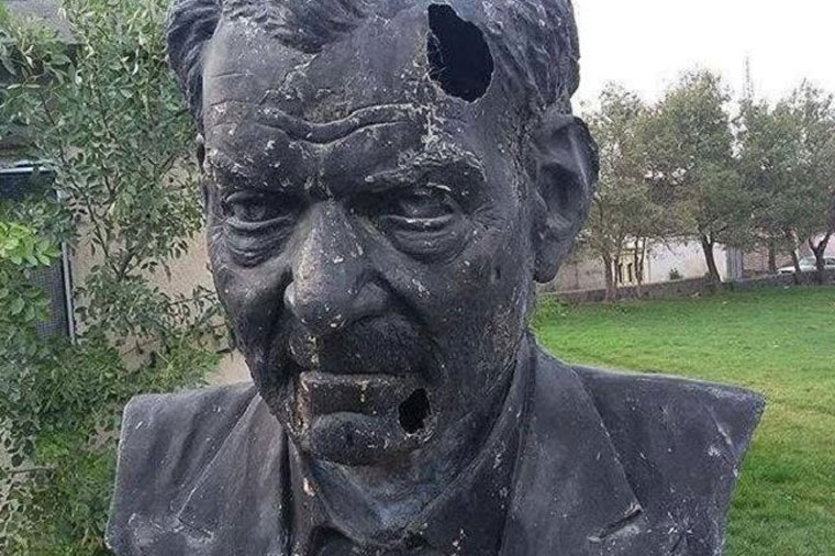 Sabir Rüstəmxanlı: “Şəhriyarın büstünün dağıdılması İranın cəhalətidir”