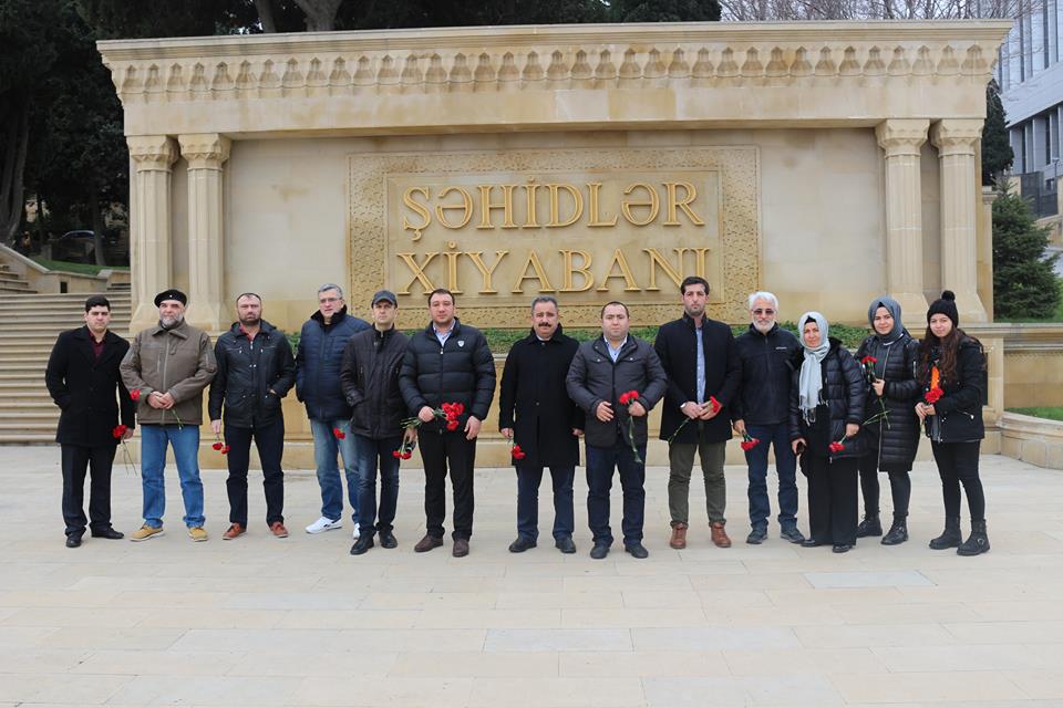 Beynəlxalq Simpozium iştirakçıları Şəhidlər və Fəxri Xiyabanı ziyarət etdi – FOTOLAR