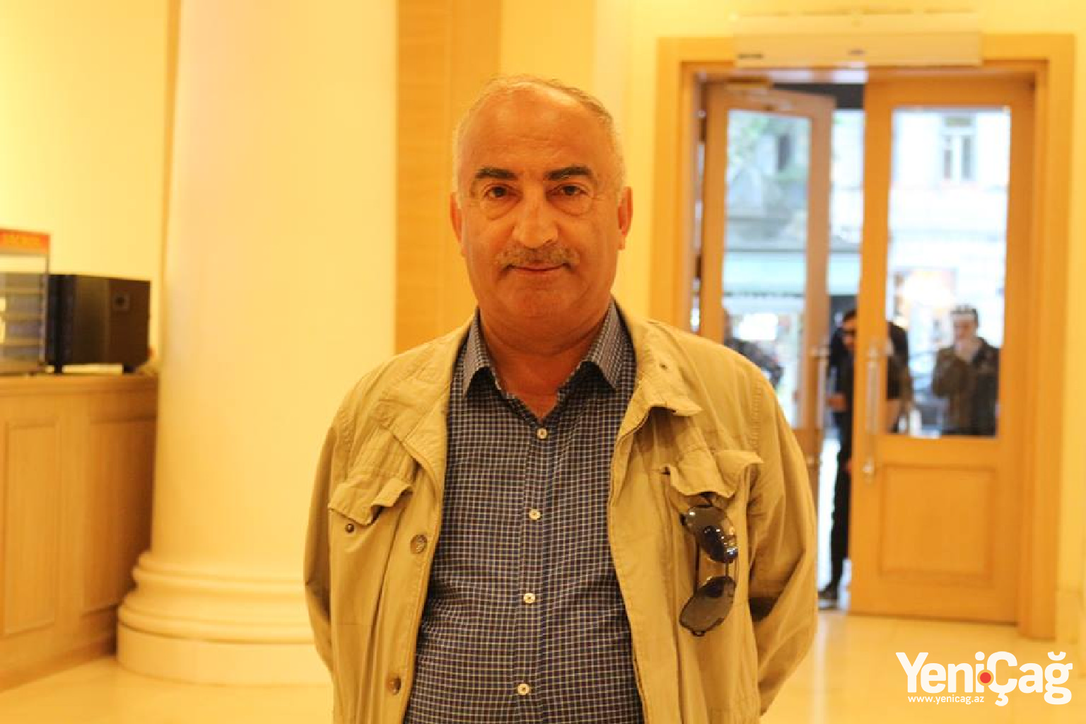 Tanınmış yazıçı biabır etdi: “Səhnəyə alt paltarında çıxır”- FOTOLAR