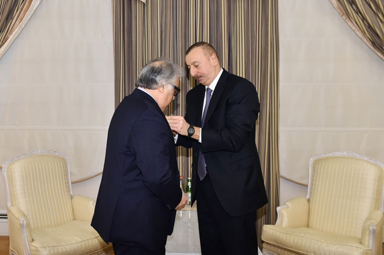 İlham Əliyev xalq artistinə “İstiqlal” ordeni verdi – FOTO