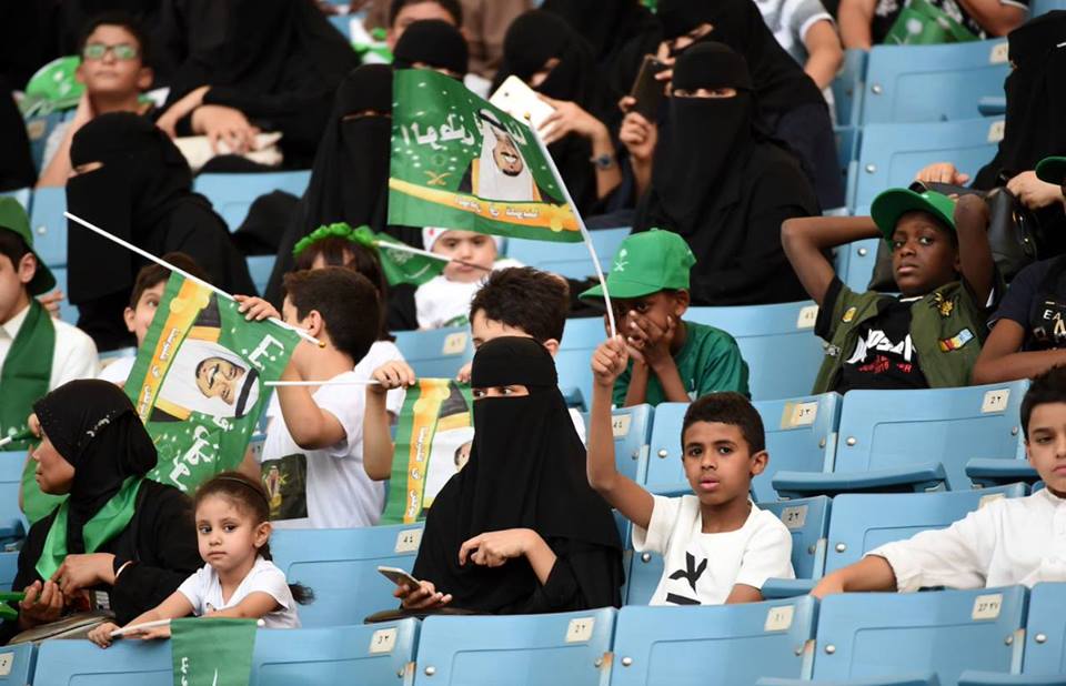 Bu ölkədə qadınlar ilk dəfə futbola baxdılar – FOTOLAR