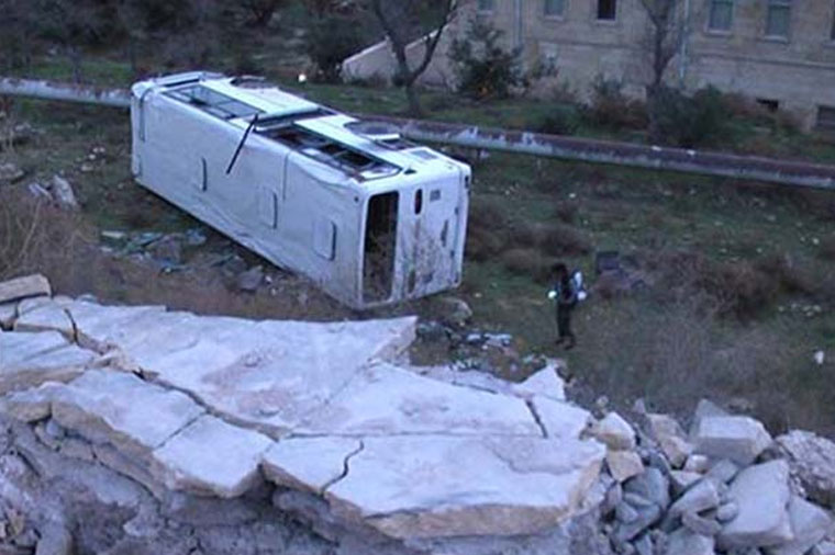 Tələbələri daşıyan avtobus qəzaya uğradı: 14 yaralı