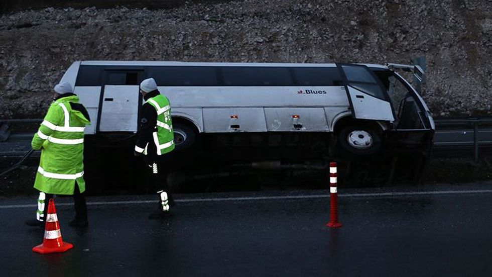 “Beşiktaş” azarkeşlərini daşıyan avtobus aşdı – Yaralılar var