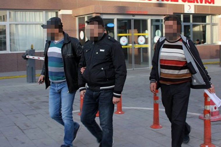 FETÖ-çü pilotlar şirniyyat satarkən həbs olundu