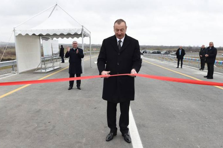 İlham Əliyev Mingəçevirdə yol açılışında
