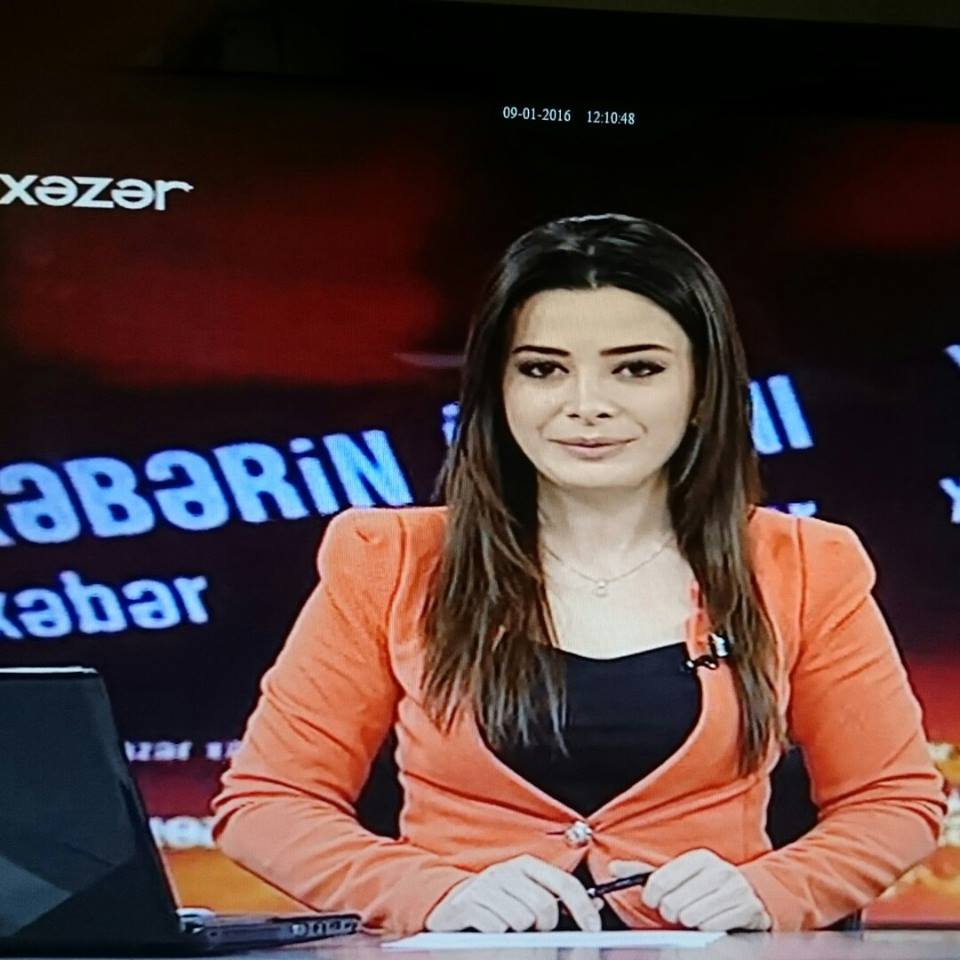 Azərbaycanlı aparıcı studiyada yıxıldı