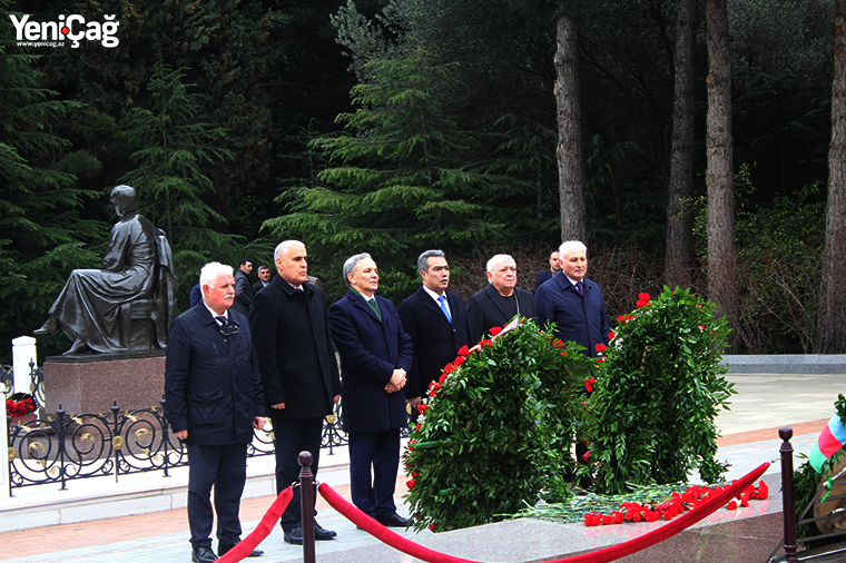 Azərbaycan jurnalistləri Fəxri Xiyabanda – Fotolar
