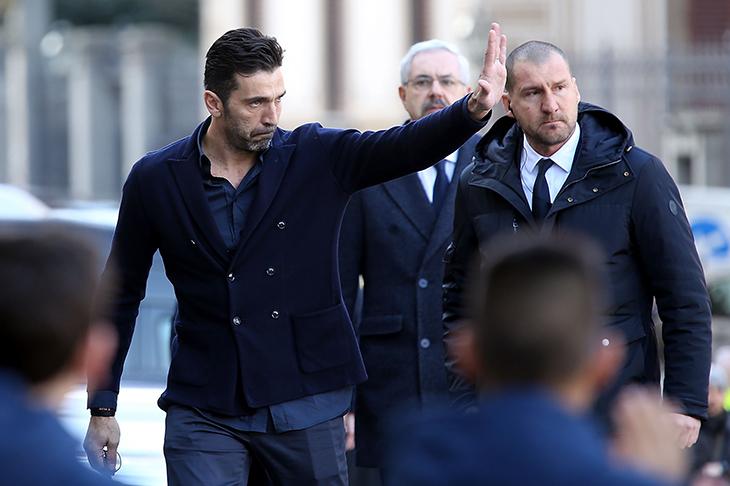 Buffonun fədakarlığı: Ölən futbolçunun dəfninə çatmaq üçün…