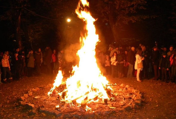 Azyaşlı uşaq Novruz tonqalında yandı – +18 VİDEO
