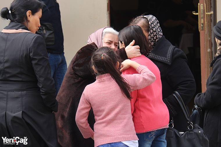 "Böyüyəndə deputat olacam" - Ölən süpürgəçinin 9 yaşlı qızı - VİDEO