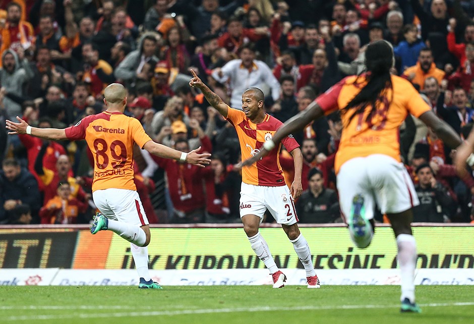 “Qalatasaray” inamlı qələbə ilə zirvədə – VİDEO
