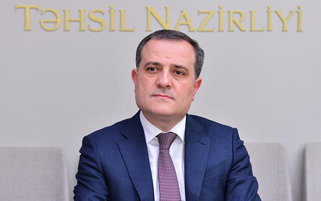 185 məzun qızıl medalla təltif edildi – SİYAHI