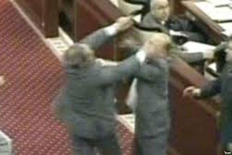 “Quska” ilk dəfə buna görə həbs edilmişdi – Milli Məclisdə əlbəyaxa döyüş – VİDEO