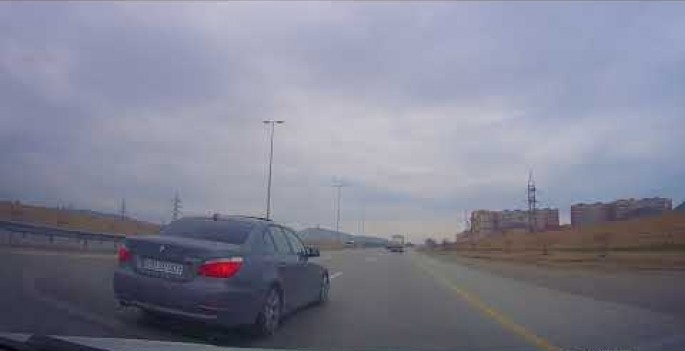 Bakının qoçu sürücüsü – Həm qayda pozur, həm də “trasda” təpik atır – VİDEO