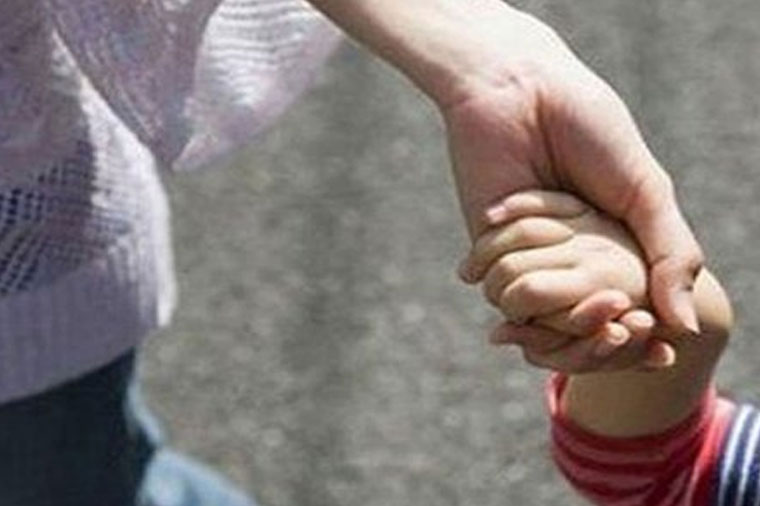 6 yaşlı qızı ilə Bakıya qaçan qadına anası: “Get, başına çarə qıl!” – Təfərrüatlar