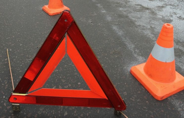 Azərbaycanda ana körpəsi ilə özünü maşından yerə atdı