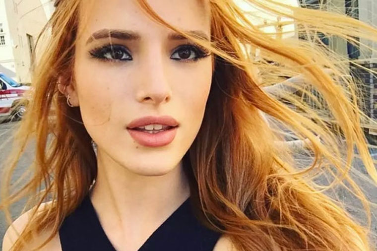 Məşhur aktrisa küçədə iyrənc şəkildə görüntüləndi – FOTOLAR